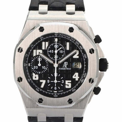 Audemars Piguet Royal Oak Offshore Uhr mit Edelstahlgehäuse, schwarzem Zifferblatt und Lederarmband.
