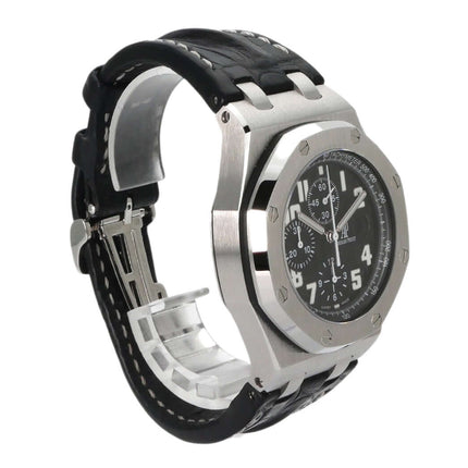 Audemars Piguet Royal Oak Offshore Uhr mit Edelstahlgehäuse und schwarzem Zifferblatt, schwarzes Lederband.