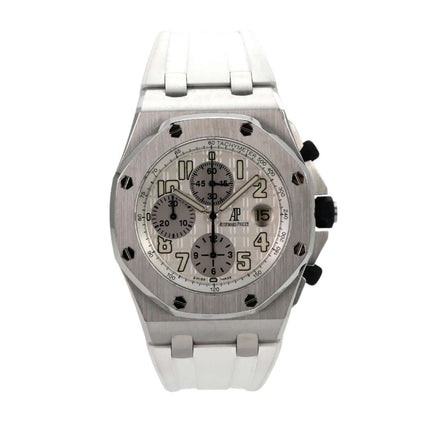 Audemars Piguet Royal Oak Offshore 26020ST.OO.D001IN.02.A mit silberfarbenem Zifferblatt und weißem Kautschukband.