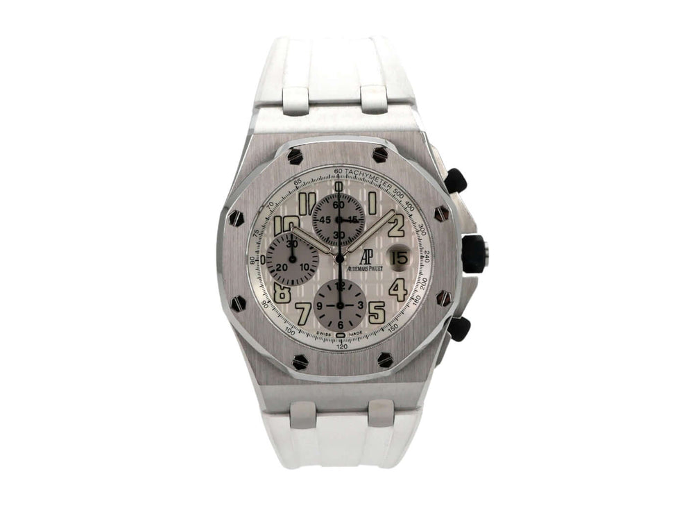Audemars Piguet Royal Oak Offshore 26020ST.OO.D001IN.02.A mit silberfarbenem Zifferblatt und weißem Kautschukband.