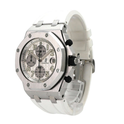 Audemars Piguet Royal Oak Offshore 26020ST.OO.D001IN.02.A mit weißem Kautschukband und silberfarbenem Zifferblatt.