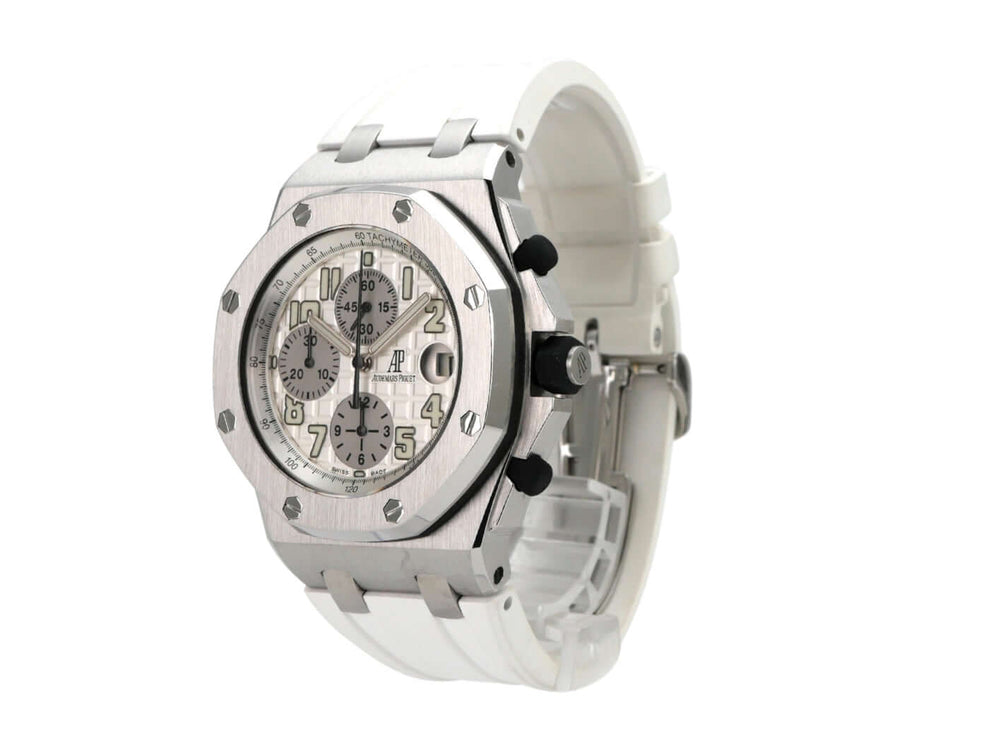 Audemars Piguet Royal Oak Offshore 26020ST.OO.D001IN.02.A mit weißem Kautschukband und silberfarbenem Zifferblatt.