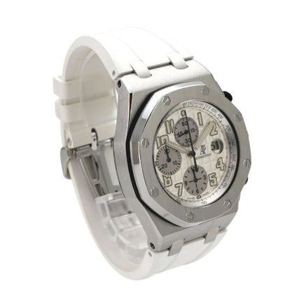 Audemars Piguet Royal Oak Offshore 26020ST.OO.D001IN.02.A mit weißem Kautschukband und silberfarbenem Zifferblatt.