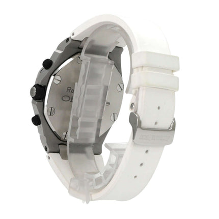 Audemars Piguet Royal Oak Offshore 26020ST, Edelstahlgehäuse, weißes Kautschukband, seitliche Ansicht.