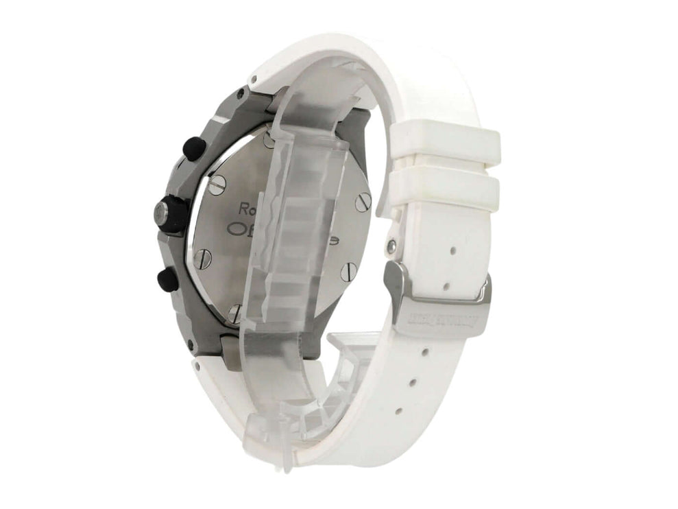Audemars Piguet Royal Oak Offshore 26020ST, Edelstahlgehäuse, weißes Kautschukband, seitliche Ansicht.
