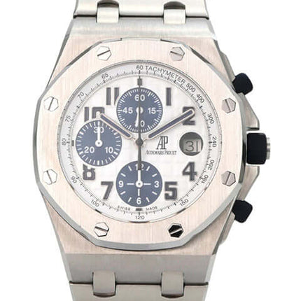 Audemars Piguet Royal Oak Offshore 26020ST.OO.D020IN.01.A mit Edelstahlgehäuse, weißem Zifferblatt und blauen Ziffern.