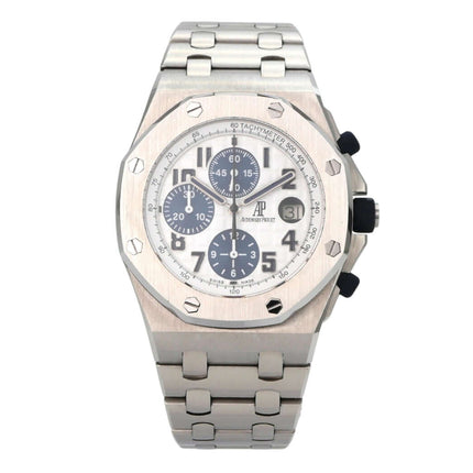 Audemars Piguet Royal Oak Offshore 26020ST.OO.D020IN.01.A Edelstahl Chronograph mit weißen und blauen Ziffern.