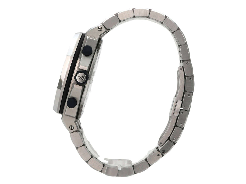 Audemars Piguet Royal Oak Offshore 26020ST.OO.D020IN.01.A seitliche Ansicht des Edelstahlgehäuses und Armbands.