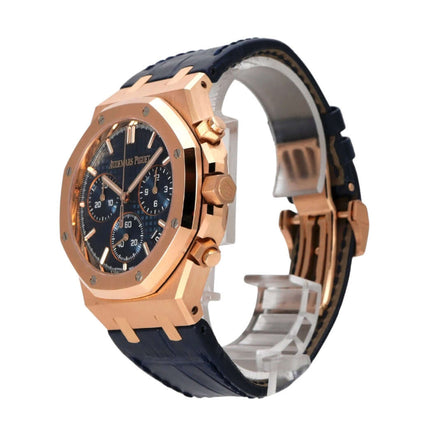 Audemars Piguet Royal Oak Chronograph 26240OR.OO.D315CR.02 mit Roségold-Gehäuse und blauem Lederband.