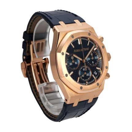Audemars Piguet Royal Oak Chronograph 26240OR.OO.D315CR.02 in Roségold mit blauem Lederband und schwarzem Zifferblatt.