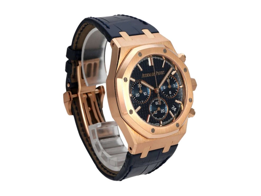 Audemars Piguet Royal Oak Chronograph 26240OR.OO.D315CR.02 in Roségold mit blauem Lederband und schwarzem Zifferblatt.