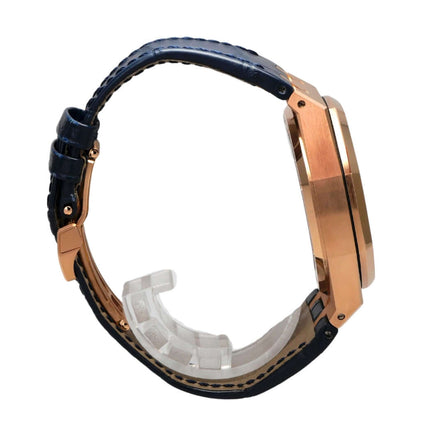 Audemars Piguet Royal Oak Chronograph 26240OR.OO.D315CR.02 seitliche Ansicht mit blauem Lederband und Roségold-Gehäuse.