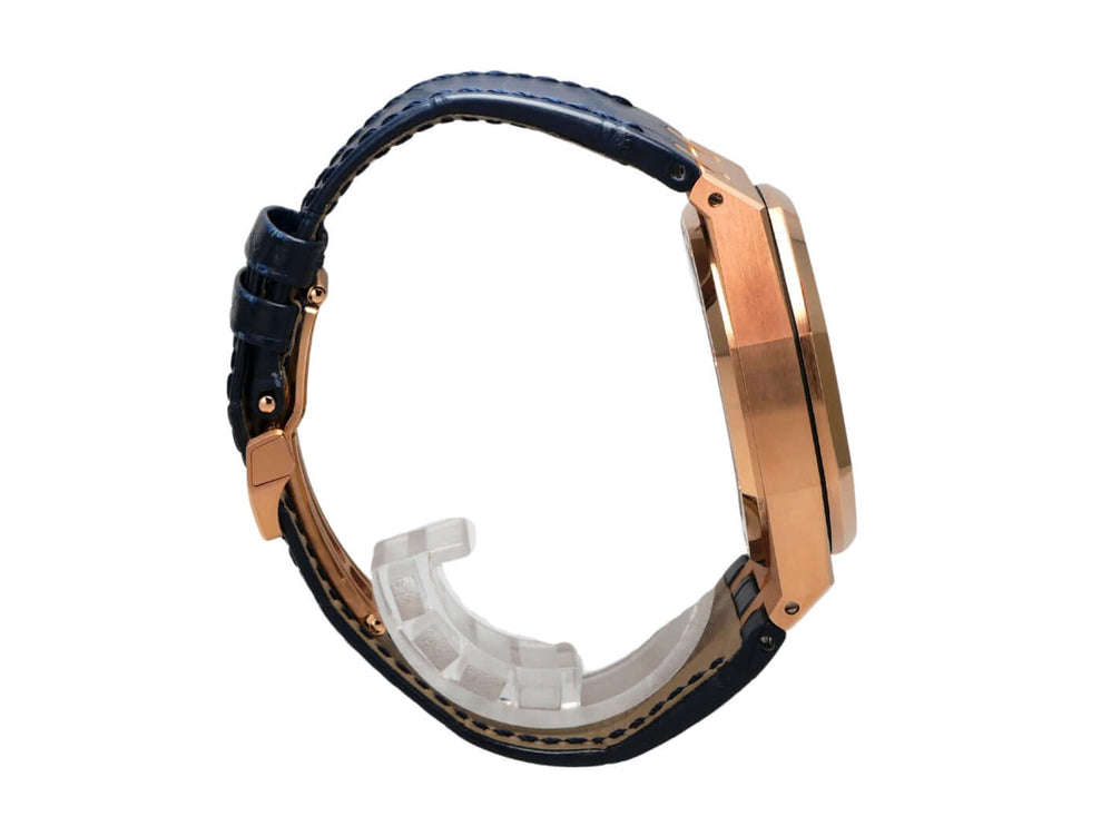 Audemars Piguet Royal Oak Chronograph 26240OR.OO.D315CR.02 seitliche Ansicht mit blauem Lederband und Roségold-Gehäuse.