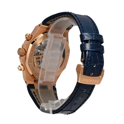 Audemars Piguet Royal Oak Chronograph 26240OR.OO.D315CR.02 mit blauem Lederband und Roségold-Gehäuse.