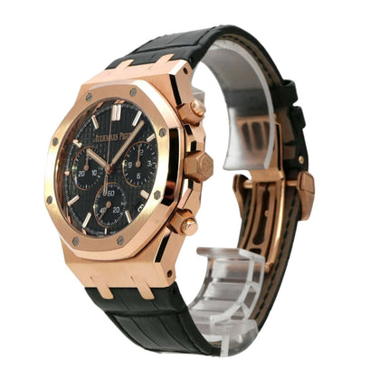 Audemars Piguet Royal Oak Chronograph 26240OR.OO.D404CR.02 mit roségoldem Gehäuse und schwarzem Lederband.