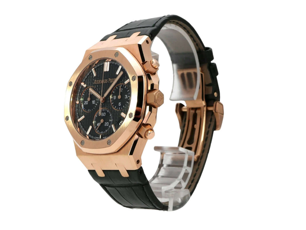 Audemars Piguet Royal Oak Chronograph 26240OR.OO.D404CR.02 mit roségoldem Gehäuse und schwarzem Lederband.