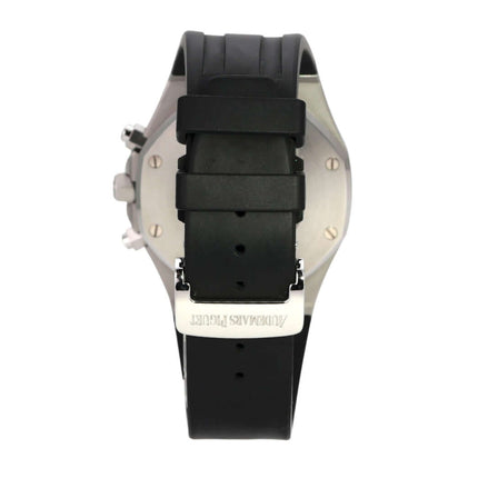 Rückansicht der Audemars Piguet Royal Oak Chronograph 26325TS.OO.D005CR.01 Leo Messi mit schwarzem Kautschukband.