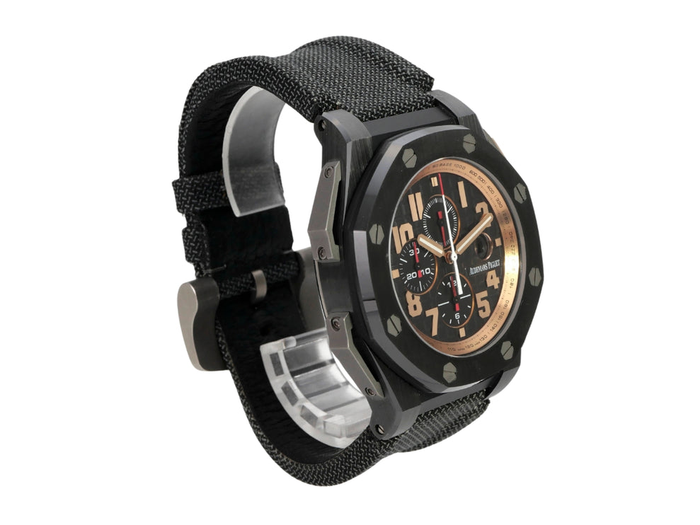 Audemars Piguet Royal Oak Offshore Chronograph Legacy 26378IO.OO.A001KE.01 auf schwarzem Lederband mit Keramikgehäuse.