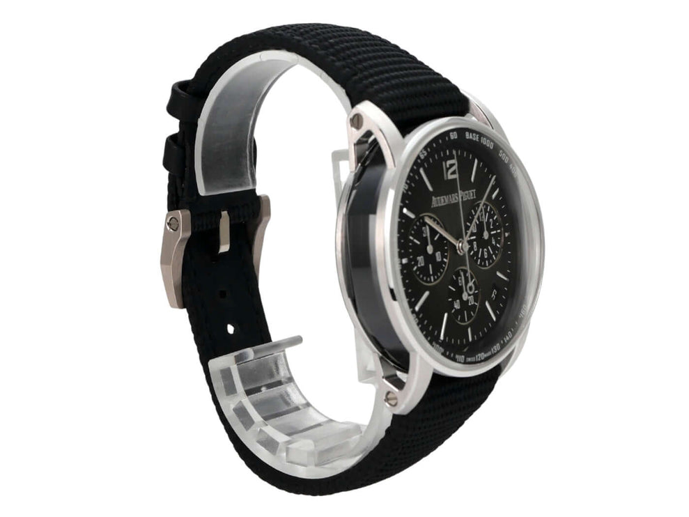 Audemars Piguet Code 11.59 Chronograph 26393NB.OO.A002KB.01 mit schwarzem Zifferblatt und gummiertem Armband.