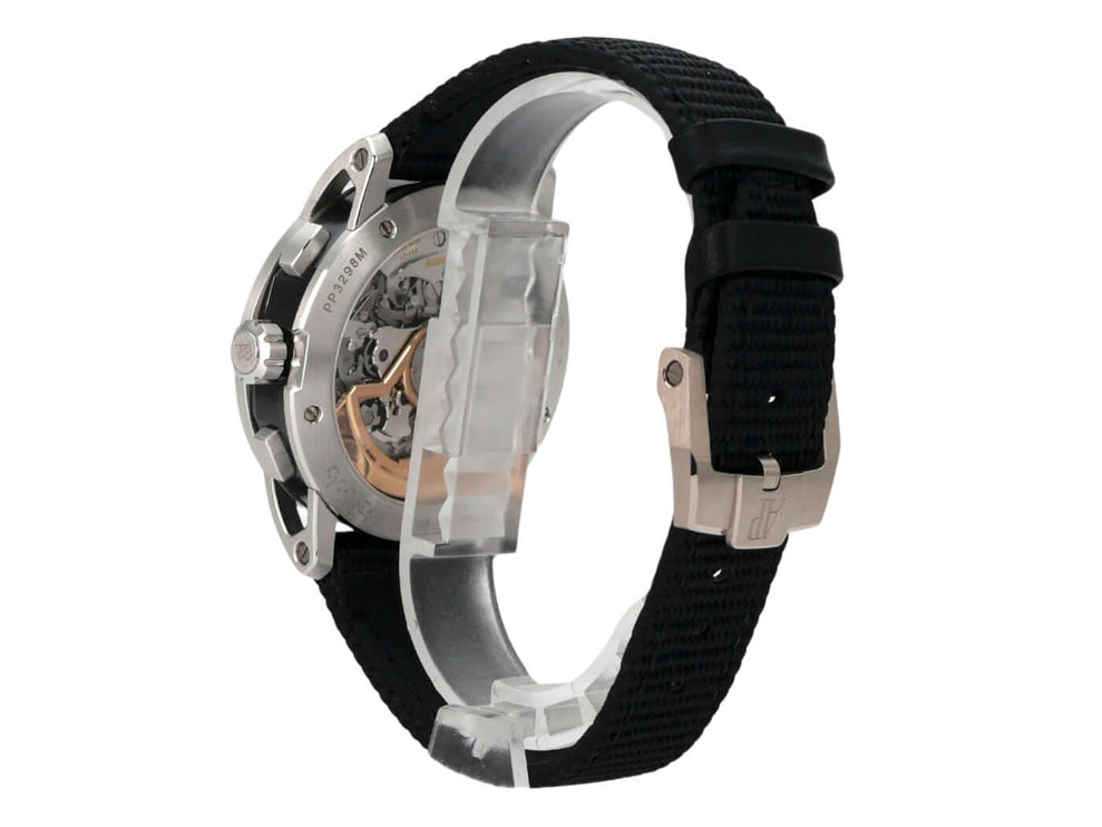 Audemars Piguet Code 11.59 Chronograph 26393NB.OO.A002KB.01 mit schwarzem gummiertem Armband und transparentem Gehäuseboden.