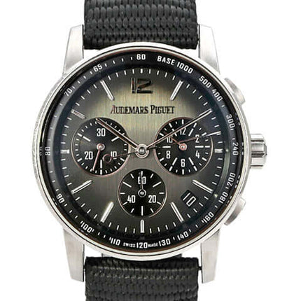 Audemars Piguet Code 11.59 Chronograph 26393NB.OO.A002KB.01 mit grauem Zifferblatt und schwarzem Armband.