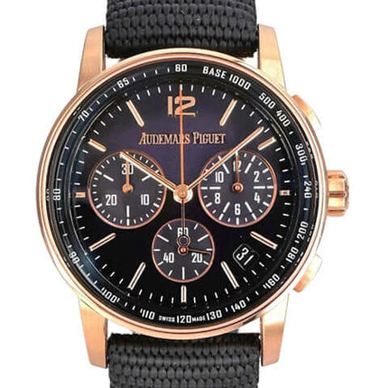 Audemars Piguet Code 11.59 Chronograph 26393OR.OO.A616CR.01 mit schwarzem Armband und violettem Zifferblatt.