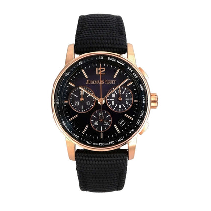 Audemars Piguet Code 11.59 Chronograph 26393OR.OO.A616CR.01 mit schwarzem Armband und roségoldenen Gehäuse.