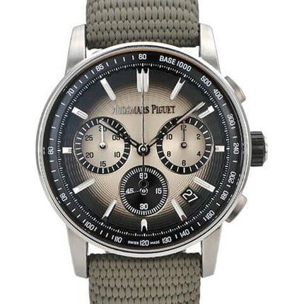 Audemars Piguet Code 11.59 Chronograph 26393QT.OO.A064KB.01 mit grauem Armband und rauchigem Zifferblatt.