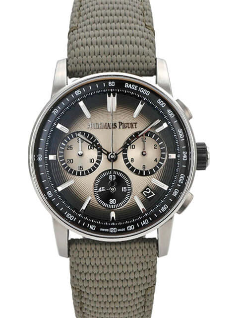 Audemars Piguet Code 11.59 Chronograph 26393QT.OO.A064KB.01 mit grauem Armband und rauchigem Zifferblatt.