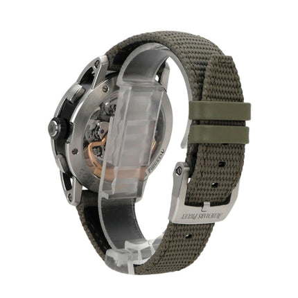 Audemars Piguet Code 11.59 Chronograph 26393QT.OO.A064KB.01 mit grünem Armband und transparentem Gehäuse.