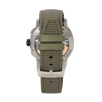 Audemars Piguet Code 11.59 Chronograph 26393QT.OO.A064KB.01 Rückseite mit olivgrünem Armband und Edelstahlgehäuse.