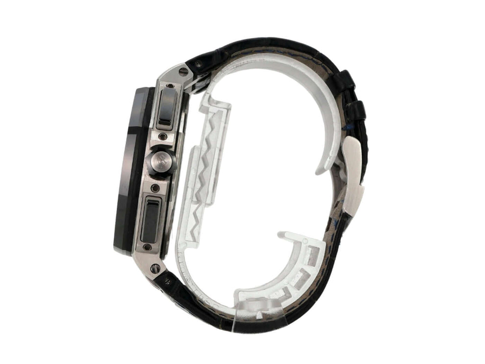 Audemars Piguet Royal Oak Offshore Platin 26401PO.OO.A018CR.01 seitlich mit schwarzem Kautschukband und Keramiklünette.