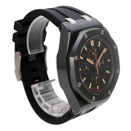 Audemars Piguet Royal Oak Offshore Chronograph 26405CE.OO.A002CA.02 mit schwarzem Kautschukband und Keramikgehäuse.