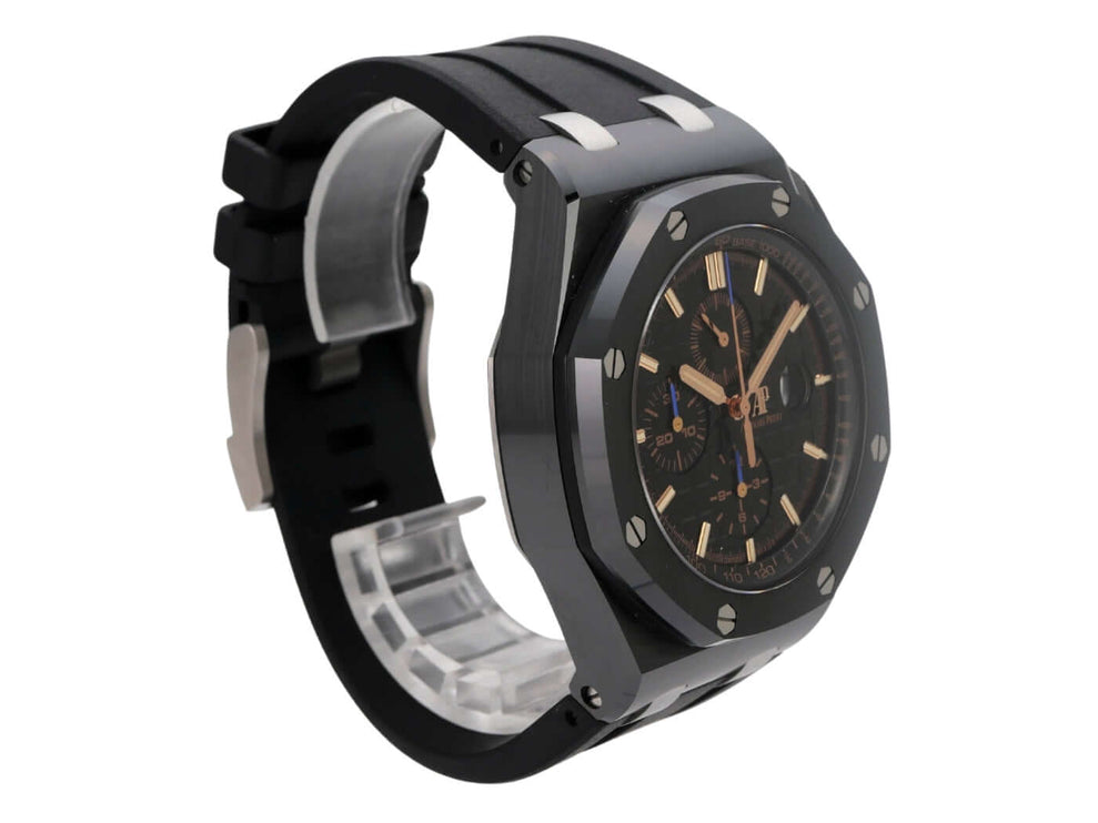 Audemars Piguet Royal Oak Offshore Chronograph 26405CE.OO.A002CA.02 mit schwarzem Kautschukband und Keramikgehäuse.