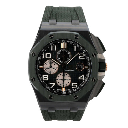 Audemars Piguet Royal Oak Offshore Chronograph 26405CE.OO.A056CA.01 mit grünem Kautschukband und schwarzem Zifferblatt.