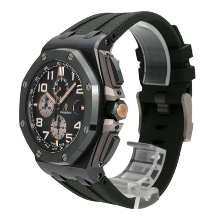 Audemars Piguet Royal Oak Offshore Chronograph 26405CE.OO.A056CA.01 mit grünem Kautschukband und schwarzem Gehäuse.