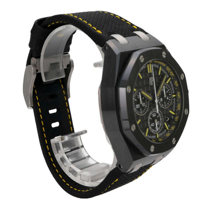 Audemars Piguet Royal Oak Offshore Chronograph 26420CE.OO.A005VE.01 mit schwarzem Kautschukband und gelben Akzenten.