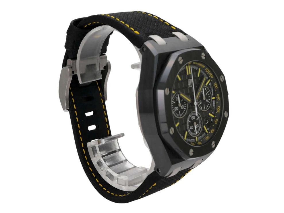 Audemars Piguet Royal Oak Offshore Chronograph 26420CE.OO.A005VE.01 mit schwarzem Kautschukband und gelben Akzenten.