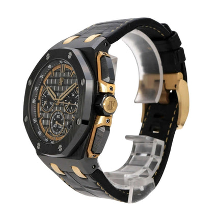 Audemars Piguet Royal Oak Offshore Chronograph 26420CE.OO.A127CR.01 Seitenansicht mit schwarzem Lederband und Keramikgehäuse