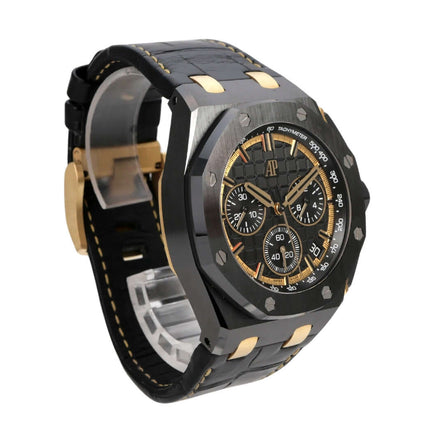 Audemars Piguet Royal Oak Offshore Chronograph 26420CE.OO.A127CR.01 in Keramik und Gelbgold mit schwarzem Lederarmband.