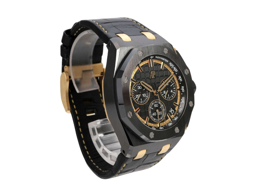 Audemars Piguet Royal Oak Offshore Chronograph 26420CE.OO.A127CR.01 in Keramik und Gelbgold mit schwarzem Lederarmband.