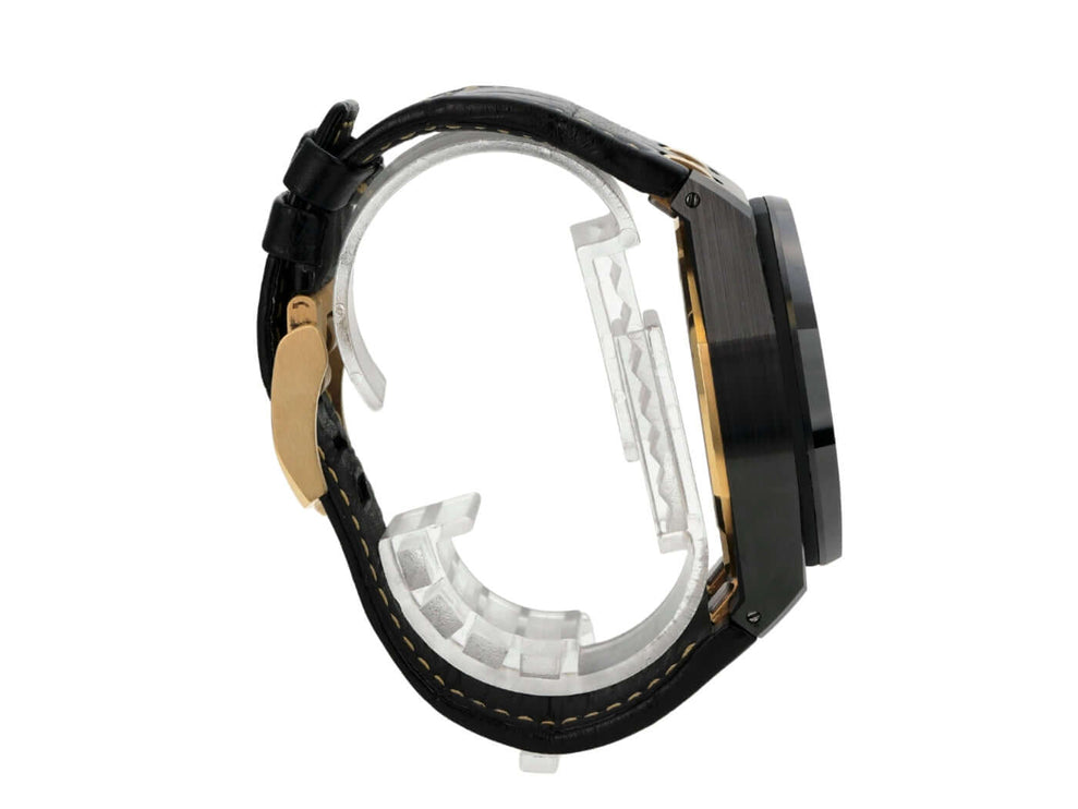 Audemars Piguet Royal Oak Offshore Chronograph 26420CE.OO.A127CR.01 seitlicher Blick auf das Keramik-Gehäuse und Lederband.