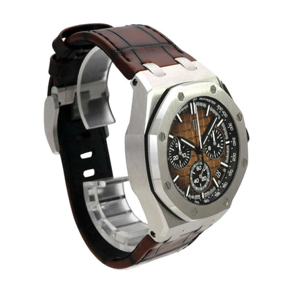 Audemars Piguet Royal Oak Offshore Chronograph 26420ST.OO.A828CR.01 mit braunem Lederband und schwarzem Zifferblatt.