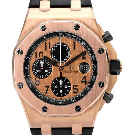 Audemars Piguet Royal Oak Offshore Rotgold 26470OR.OO.A002CR.01 mit schwarzem Kautschukband und rosegoldfarbenem Zifferblatt.