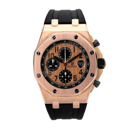 Audemars Piguet Royal Oak Offshore Rotgold 26470OR.OO.A002CR.01 auf einem schwarzen Kautschukband mit rosegoldfarbenem Zifferblatt.
