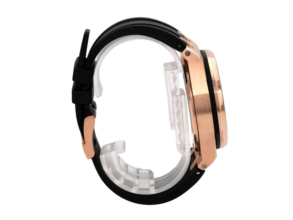 Audemars Piguet Royal Oak Offshore Rotgold 26470OR.OO.A002CR.01 Seitensicht auf die Uhr mit schwarzem Kautschukband und rosegoldenem Gehäuse.