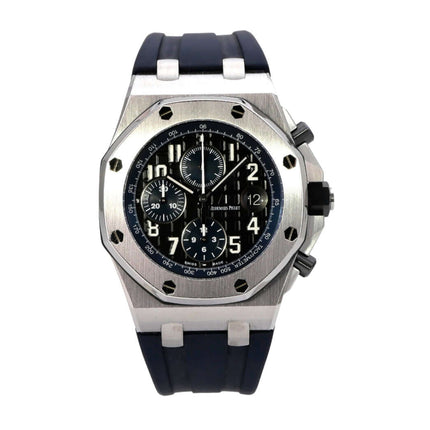 Audemars Piguet Royal Oak Offshore 26470ST.OO.A028CR.01 mit blauem Kautschukband und schwarzem Zifferblatt.