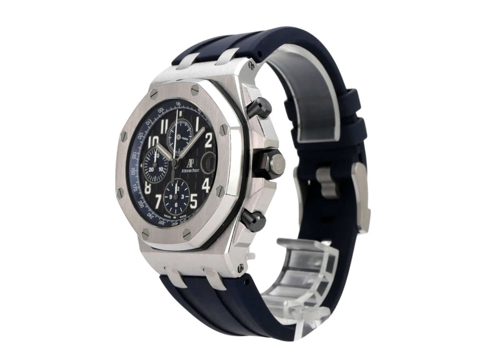 Audemars Piguet Royal Oak Offshore 26470ST.OO.A028CR.01 mit blauem Kautschukband und schwarzem Zifferblatt.