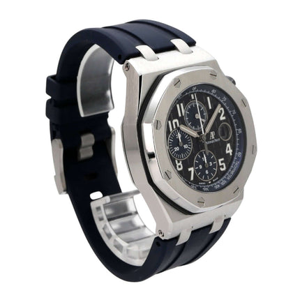 Audemars Piguet Royal Oak Offshore 26470ST.OO.A028CR.01 mit blauem Kautschukband und schwarz-weißem Zifferblatt.
