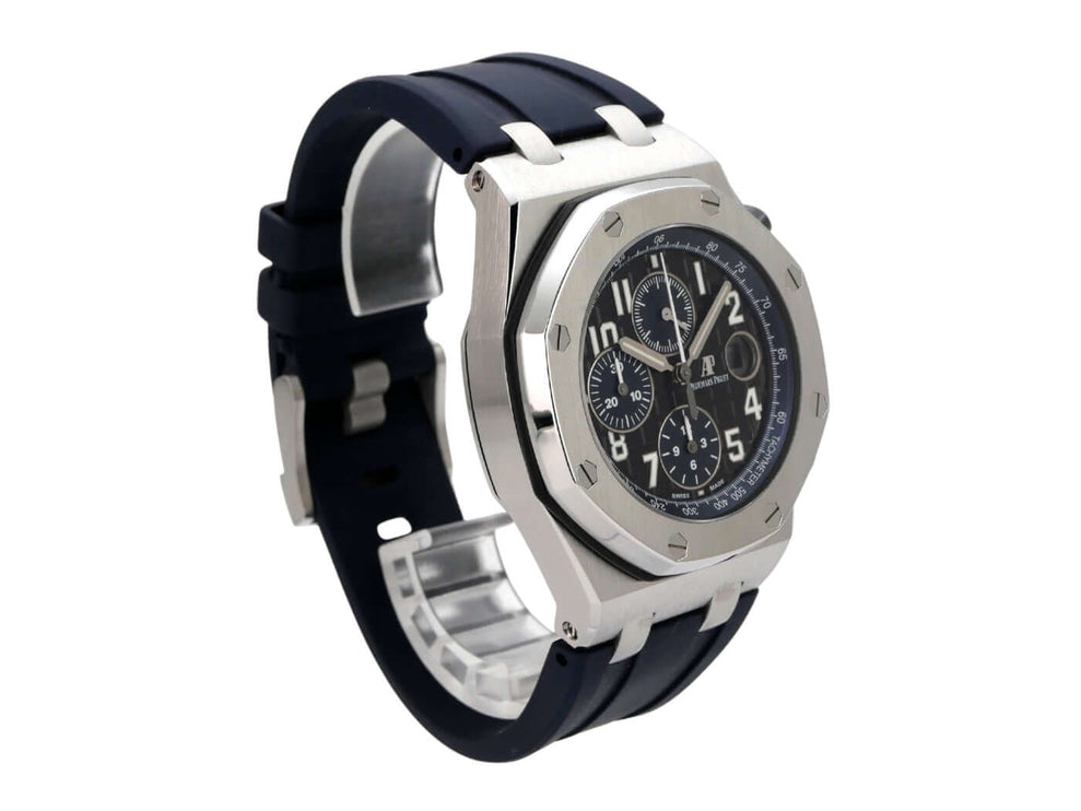 Audemars Piguet Royal Oak Offshore 26470ST.OO.A028CR.01 mit blauem Kautschukband und schwarz-weißem Zifferblatt.